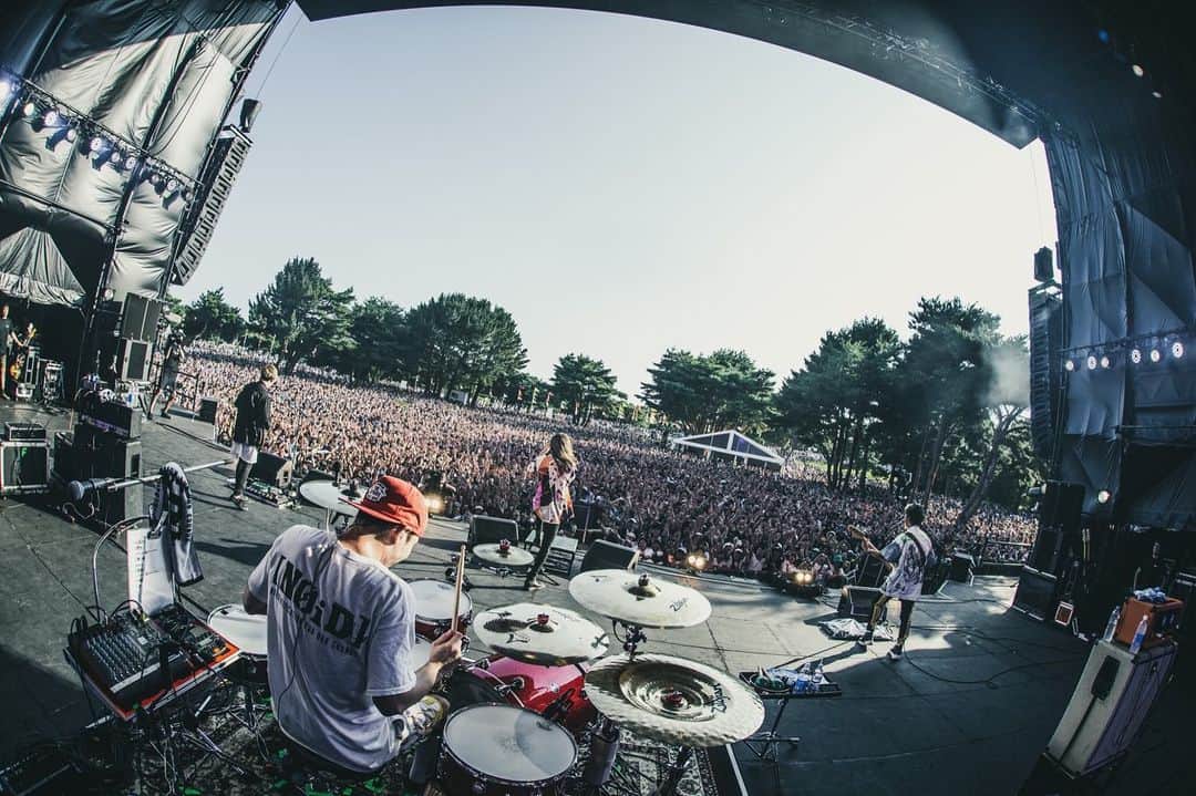 のインスタグラム：「国営ひたち海浜公園 『ROCK IN JAPAN FESTIVAL 2019』  ロッキンのあなたにびっくらぶっ！！🦍🦍🦍🦍 photo by @nekoze_photo」