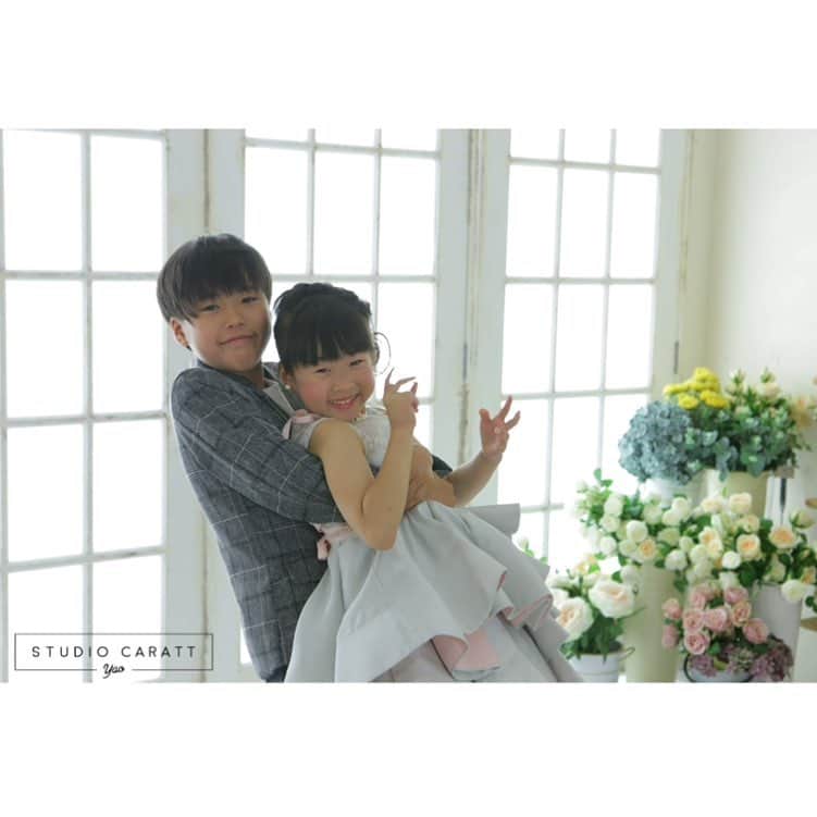 のインスタグラム：「* * 抱っこで撮影📸 昔からお決まりのポーズなんだそう…♪😌 とっても素敵な兄妹でした✨ * * #studiocaratt #photostudio #スタジオキャラット #写真館 #スタジオキャラットアリオ八尾店 #大阪 #八尾 #アリオ八尾 #スタジオリニューアル #七五三 #洋装撮影  #お決まりポーズ #仲良し兄妹 #girl #boy #photooftheday #cute#smile  #instagood #ig_kids  #instalike #photography」