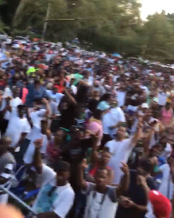 ファンクマスター・フレックスのインスタグラム：「Epmd brings them out! FunkFlex on the set! Bx! Crotona Park! Summer Stage! @litdigitaldjs (pardon my finger in the way 🤷🏿‍♂️)」