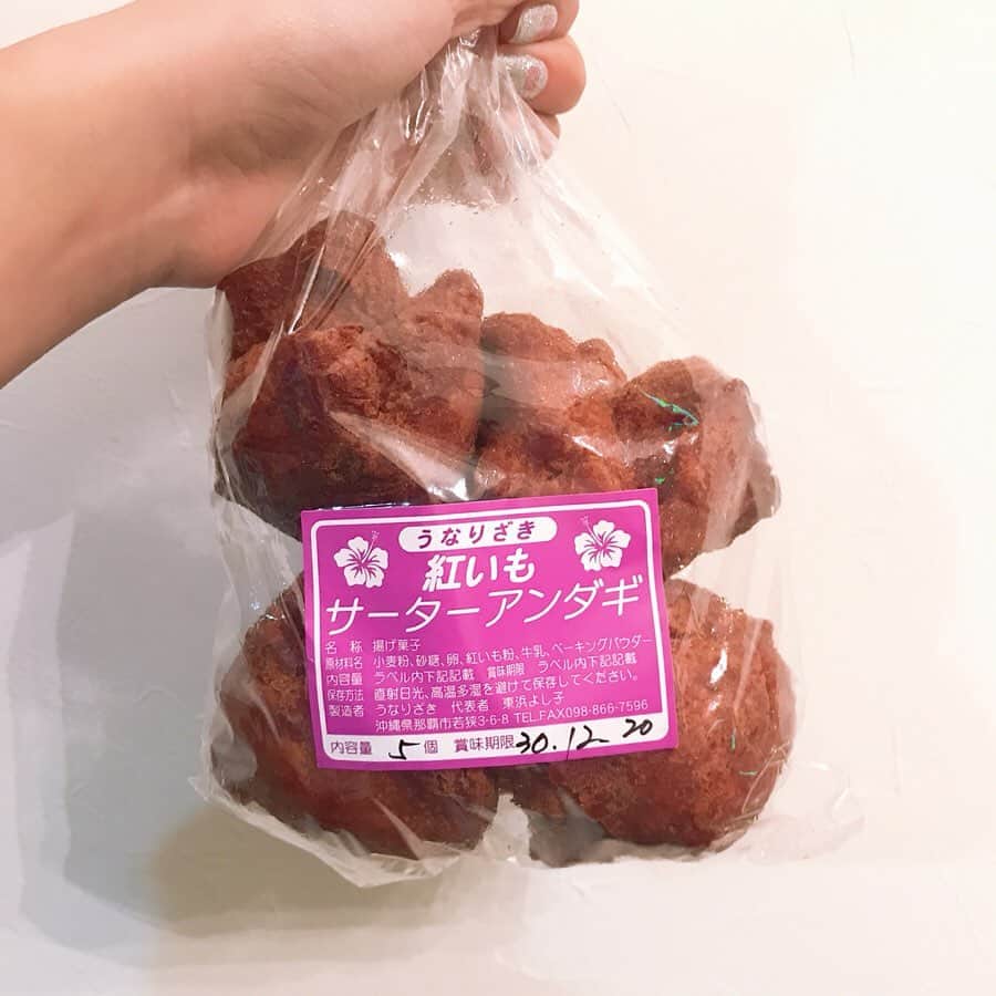 知念美加子さんのインスタグラム写真 - (知念美加子Instagram)「おやつ💜 ・ ・ ・ さーたーあんだぎー（砂糖天ぷら）紅芋♫ ・ ・ ・ 揚げたてが美味しいから、沖縄で食べてほしいやーつ♫ ・ ・ ・ ・ #さーたーあんだぎー  #うなりざき #紅芋 #やちむん」8月4日 19時41分 - chinenmikako