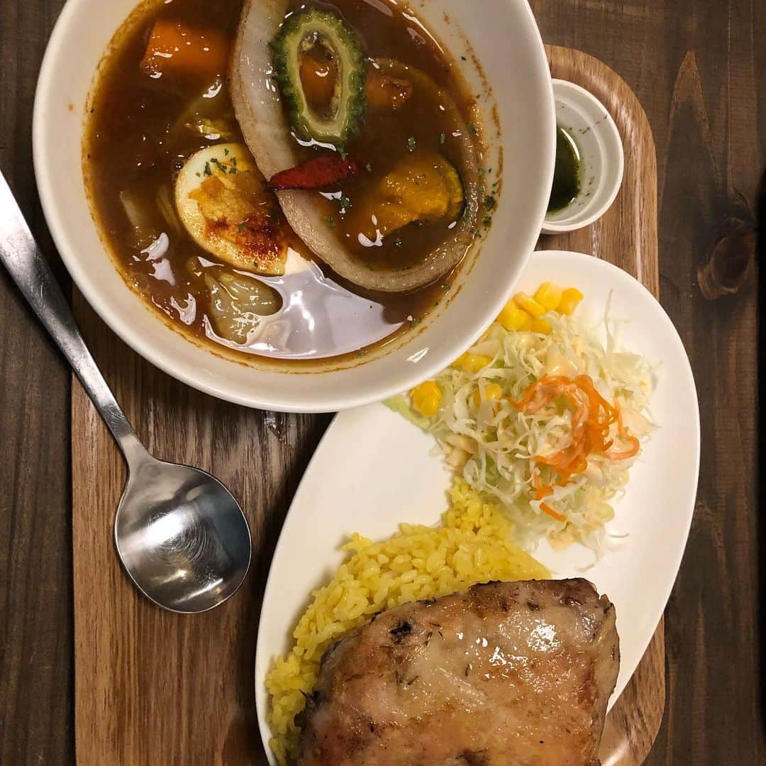 GOSAMARUのインスタグラム：「屋台村のお仕事前に高良さんにご紹介して頂いたスープカレー屋さんに行ってきました！！ めちゃくちゃ美味しい🤗 高良さんありがとうございます。 場所は那覇の太平通りにあり「サンシン」というお店です。 そして、魚のアラを頂いたので出汁を作りました。 魚の風味があってこれまた沖縄そばのスープに合うので自分が天才かと思いました( 笑 )」
