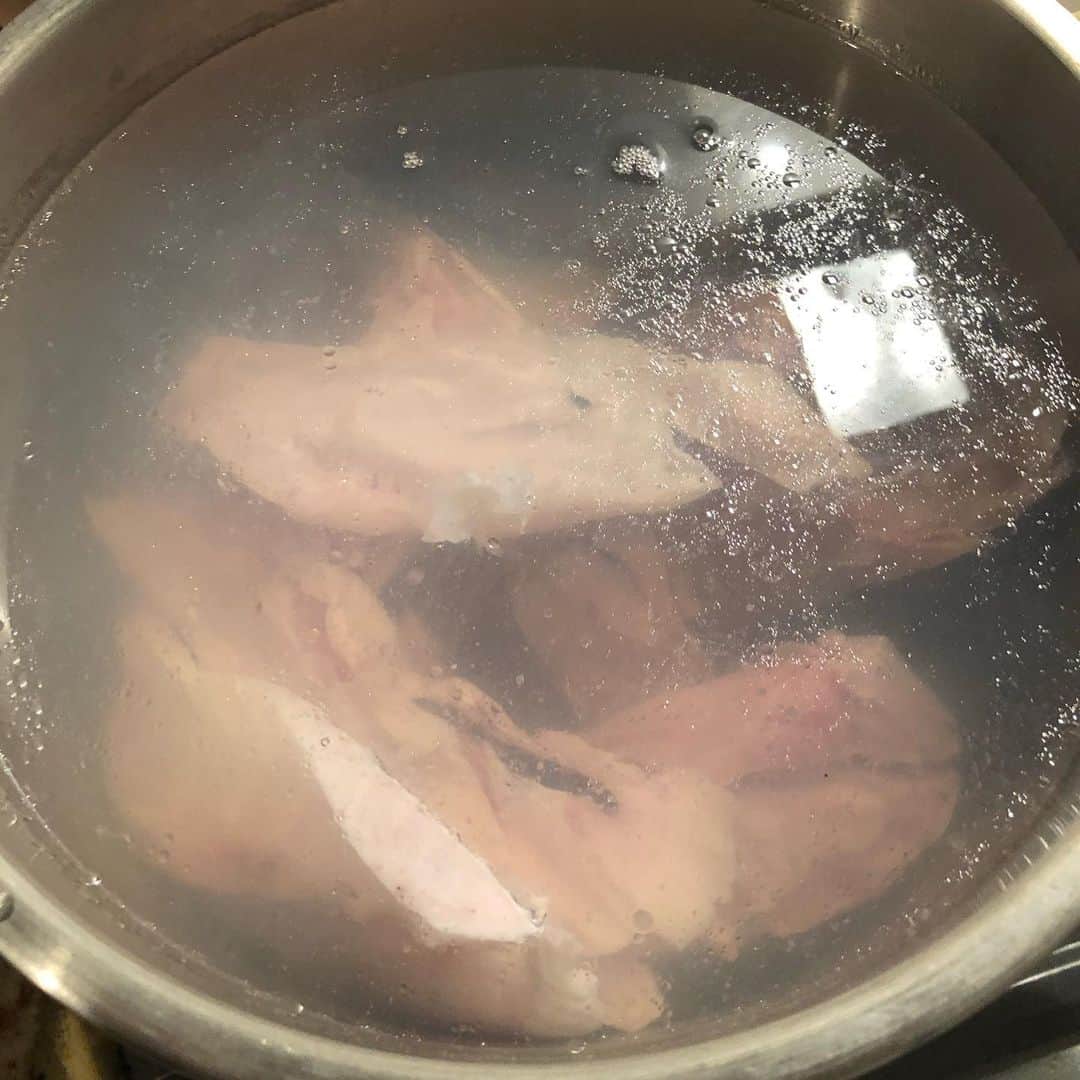 GOSAMARUさんのインスタグラム写真 - (GOSAMARUInstagram)「屋台村のお仕事前に高良さんにご紹介して頂いたスープカレー屋さんに行ってきました！！ めちゃくちゃ美味しい🤗 高良さんありがとうございます。 場所は那覇の太平通りにあり「サンシン」というお店です。 そして、魚のアラを頂いたので出汁を作りました。 魚の風味があってこれまた沖縄そばのスープに合うので自分が天才かと思いました( 笑 )」8月4日 19時42分 - gosamaru7