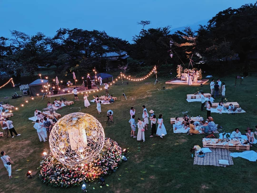 荻原桃子さんのインスタグラム写真 - (荻原桃子Instagram)「お洒落で素敵なGarden Wedding♡  さすがのおもてなしで 大人も子供もはしゃげる 楽しい楽しいpartyでした🌿  キッズパークスペースまで作ってるなんて本当素晴らしい。 居心地も最高でした。  本当楽しかったー😂  おめでとう♡♡♡ . . @toyoki_tanizaki  @chiharamami . . . 私達もそろそろ計画しなきゃ どんどん歳とっちゃうなぁと、、、笑  そしてどんどんハードルがあがる。 もはや。もう上がりすぎている。」8月4日 19時43分 - momokoogihara