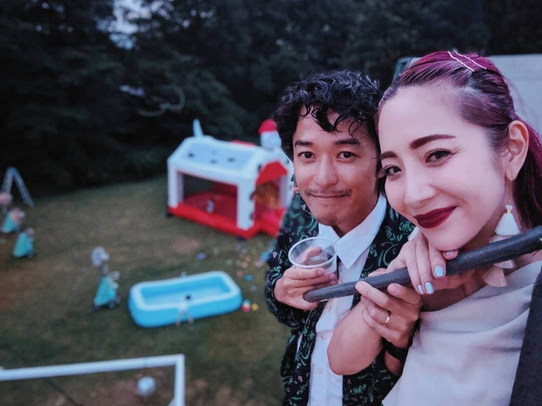 荻原桃子さんのインスタグラム写真 - (荻原桃子Instagram)「お洒落で素敵なGarden Wedding♡  さすがのおもてなしで 大人も子供もはしゃげる 楽しい楽しいpartyでした🌿  キッズパークスペースまで作ってるなんて本当素晴らしい。 居心地も最高でした。  本当楽しかったー😂  おめでとう♡♡♡ . . @toyoki_tanizaki  @chiharamami . . . 私達もそろそろ計画しなきゃ どんどん歳とっちゃうなぁと、、、笑  そしてどんどんハードルがあがる。 もはや。もう上がりすぎている。」8月4日 19時43分 - momokoogihara