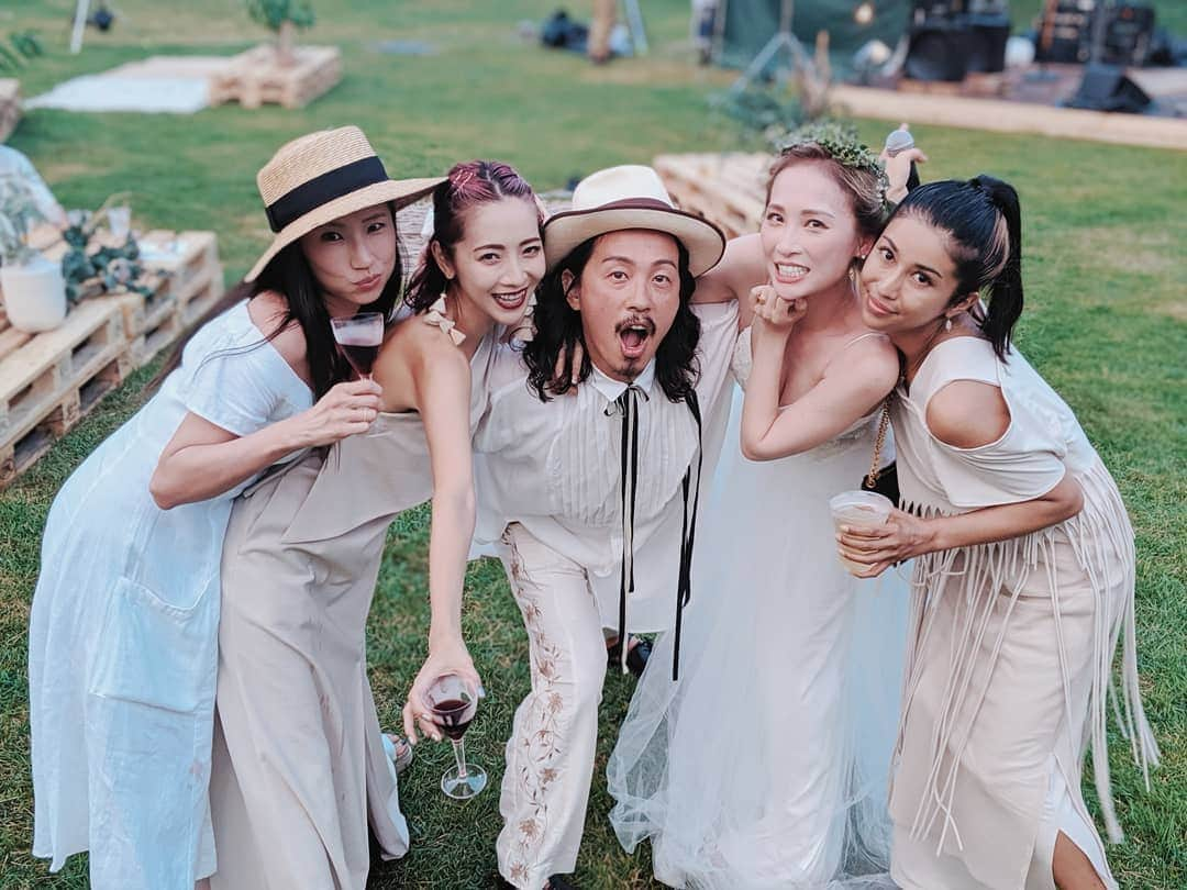 荻原桃子さんのインスタグラム写真 - (荻原桃子Instagram)「お洒落で素敵なGarden Wedding♡  さすがのおもてなしで 大人も子供もはしゃげる 楽しい楽しいpartyでした🌿  キッズパークスペースまで作ってるなんて本当素晴らしい。 居心地も最高でした。  本当楽しかったー😂  おめでとう♡♡♡ . . @toyoki_tanizaki  @chiharamami . . . 私達もそろそろ計画しなきゃ どんどん歳とっちゃうなぁと、、、笑  そしてどんどんハードルがあがる。 もはや。もう上がりすぎている。」8月4日 19時43分 - momokoogihara