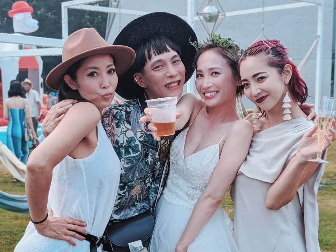 荻原桃子さんのインスタグラム写真 - (荻原桃子Instagram)「お洒落で素敵なGarden Wedding♡  さすがのおもてなしで 大人も子供もはしゃげる 楽しい楽しいpartyでした🌿  キッズパークスペースまで作ってるなんて本当素晴らしい。 居心地も最高でした。  本当楽しかったー😂  おめでとう♡♡♡ . . @toyoki_tanizaki  @chiharamami . . . 私達もそろそろ計画しなきゃ どんどん歳とっちゃうなぁと、、、笑  そしてどんどんハードルがあがる。 もはや。もう上がりすぎている。」8月4日 19時43分 - momokoogihara