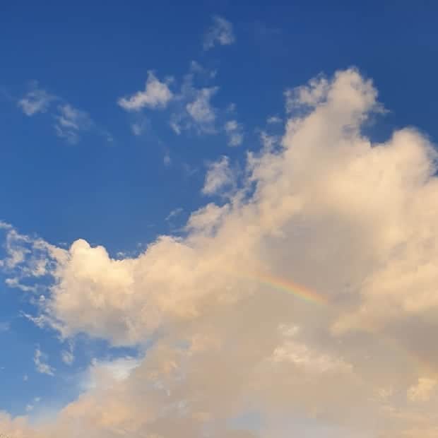 チャ・イェリョンさんのインスタグラム写真 - (チャ・イェリョンInstagram)「파란하늘 무지개 보고 행복하세요🧡💛💚💙❤ . 아름다운 제주도에서...🌈」8月4日 19時43分 - chayeryun