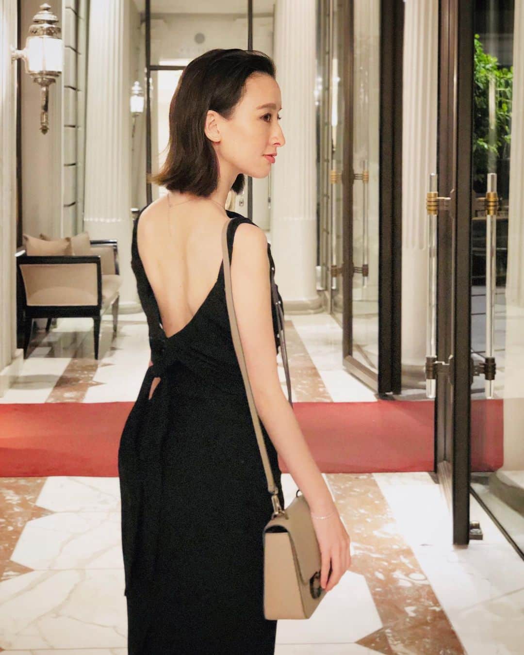 前田紀至子のインスタグラム：「今回の目的の一つ、宿泊しているホテル、ボー・オー・ラックのレストランでのディナーの為にリトルブラックドレスとプラチナのジュエリーでおめかし。 プラチナはお風呂や温泉も大丈夫だし、当然きちんと感も文句無し。旅に一つだけジュエリーを持って行くならプラチナのものがベストな気がしている今日この頃です。 ミシュラン2つ星を獲得した“Pavillon”は雰囲気も味も抜群に良いのは言わずもがな、一皿一皿に愉しい驚きがある演出も素敵でした。 スイスはとても治安が良いので、場所を問わず常に綺麗な格好で過ごせるのもストレスフリー！ #プラチナ#プラチナジュエリー#一生モノ」