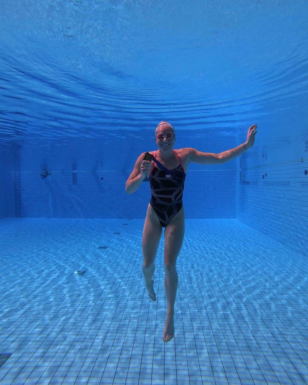 エミリー・シーボームのインスタグラム：「Good things come in three’s!  I’ve had an amazing time in Tokyo again for the World Cup!  #swimming #underwater #arena #finaswc19 #swc19」