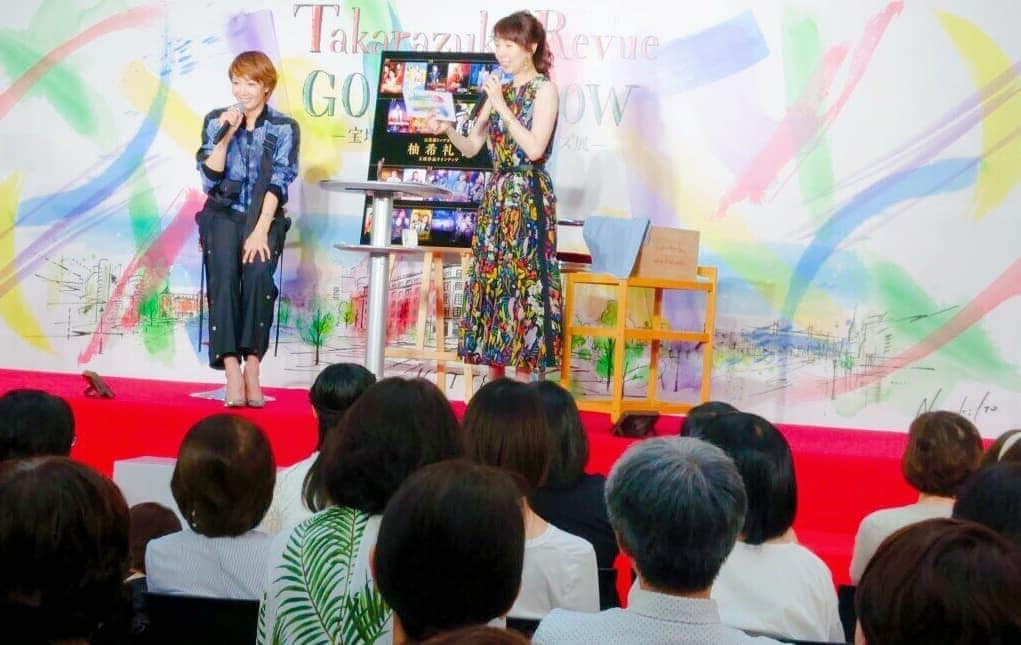 柚希礼音さんのインスタグラム写真 - (柚希礼音Instagram)「・ 「Takarazuka Revue GOODS SHOW ～宝塚歌劇を彩るオフィシャルグッズ展～」‼️ たくさんの皆様が 会いに来てくれて嬉しかったです💗💓💓 抽選に外れた方々も お越し下さり 応援届きました☺️ ありがとうございました💗  キャトルレーヴのグッズを振り返りながら 色んな事を思い出し、 楽しい時間でした😋👍 ありがとう💗💓 ©️タカラヅカクリエイティブアーツ」8月4日 19時48分 - reonyuzuki_official