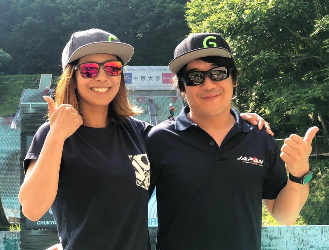 のインスタグラム：「夏真っ盛りの白馬より🌴Team Gallium仲間のスキークロス梅原玲奈ちゃんと👍 #gallium #GalliumWax #チームガリウム #さのさかウォータージャンプ ＃スキークロス ＃エアリアル」