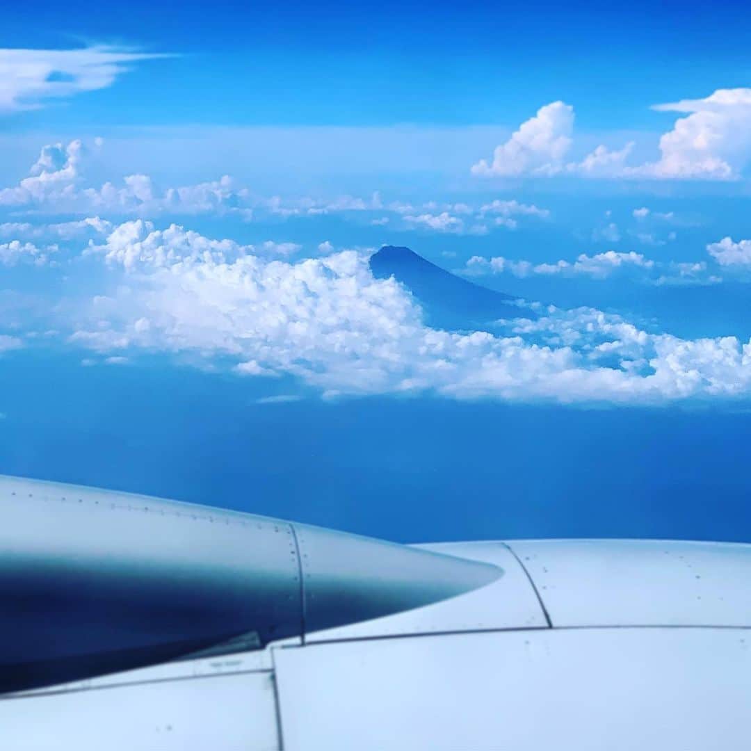 安倍吉俊のインスタグラム：「帰りの飛行機の窓から富士山が見えました。dp0 Quattroを持ってソワソワしていたら窓側の席のおばあさんが撮りますか？と言ってくれた。これはiPhoneの写真」