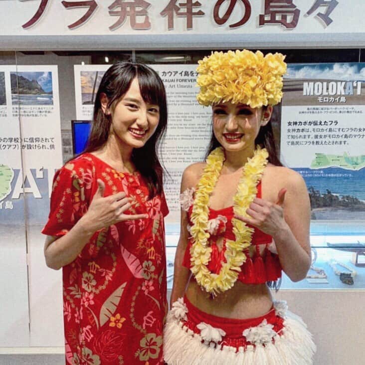 のインスタグラム：「ㅤㅤㅤㅤㅤㅤㅤㅤㅤㅤㅤㅤㅤ Sisters🤙🌺 ㅤㅤㅤㅤㅤㅤㅤㅤㅤㅤㅤㅤㅤ 引退当日、ショーの合間を縫って 家族と記念撮影した時のもの。 1ヶ月前が既に懐かしい… ㅤㅤㅤㅤㅤㅤㅤㅤㅤㅤㅤㅤㅤ またハワイアンズ行きたいな☺️ ㅤㅤㅤㅤㅤㅤㅤㅤㅤㅤㅤㅤㅤ #勝俣春乃#勝俣姉妹 #スパリゾートハワイアンズ」