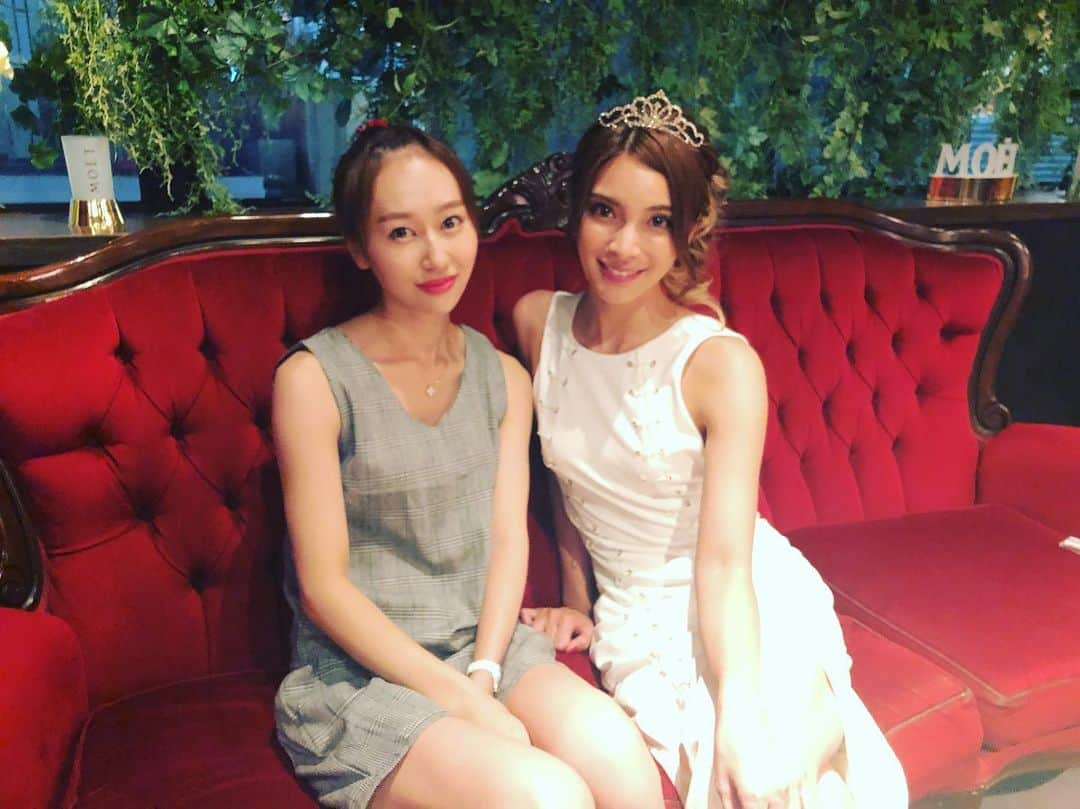 小林香菜さんのインスタグラム写真 - (小林香菜Instagram)「. さやかのお誕生日イベントにサプライズゲストとしてケーキ持って登場させて頂きました🎂 コンセプトがキャバ嬢らしくて一夜限り、名前が咲夜華ちゃんでした🤣笑 私が元々所属させて頂いていた事務所で今でも普通に仲良くしてくれて本当に暖かい事務所だよ！フレイヴ！！と三回くらい声を大にして伝えました🤣🗣 色んな人から愛されてて素敵な咲夜華ちゃん💕🍾 なんで私達がこんなに仲良いのか周りから不思議がられることもあったけど多分真反対の人間だからかな🤔？ だからいつも一緒にいても感心することばかりです🥳 私は感心することを与えられないけど笑わせることは出来ると思うからこれからも仲良くしてね😚💕 改めておめでとう🍾 そして呼んでくれてありがとう！フレイヴエンターテイメント！！🤣😚 デニスのお二人もありがとうございました🙇‍♀️ . #お誕生日イベント #birthdayevent #サプライズ  #🍾 #さやか #咲夜華 #キャバ嬢 #秋元才加 #フレイヴエンターテインメント #🤘」8月4日 19時53分 - kanaful