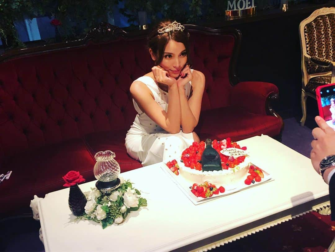 小林香菜さんのインスタグラム写真 - (小林香菜Instagram)「. さやかのお誕生日イベントにサプライズゲストとしてケーキ持って登場させて頂きました🎂 コンセプトがキャバ嬢らしくて一夜限り、名前が咲夜華ちゃんでした🤣笑 私が元々所属させて頂いていた事務所で今でも普通に仲良くしてくれて本当に暖かい事務所だよ！フレイヴ！！と三回くらい声を大にして伝えました🤣🗣 色んな人から愛されてて素敵な咲夜華ちゃん💕🍾 なんで私達がこんなに仲良いのか周りから不思議がられることもあったけど多分真反対の人間だからかな🤔？ だからいつも一緒にいても感心することばかりです🥳 私は感心することを与えられないけど笑わせることは出来ると思うからこれからも仲良くしてね😚💕 改めておめでとう🍾 そして呼んでくれてありがとう！フレイヴエンターテイメント！！🤣😚 デニスのお二人もありがとうございました🙇‍♀️ . #お誕生日イベント #birthdayevent #サプライズ  #🍾 #さやか #咲夜華 #キャバ嬢 #秋元才加 #フレイヴエンターテインメント #🤘」8月4日 19時53分 - kanaful