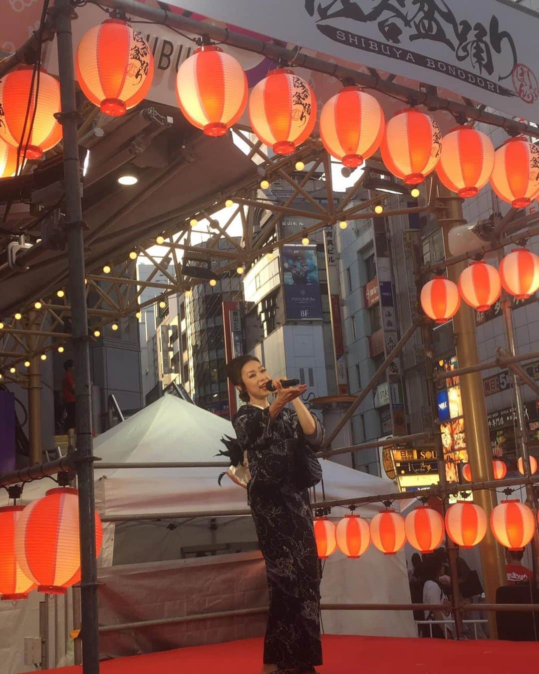 野宮真貴さんのインスタグラム写真 - (野宮真貴Instagram)「東京は夜の七時♪ 昨日は銀座で、今日は渋谷で歌って、連日の盆踊りざんまい🏮夏が来ましたね🎐そして打ち上げは、すしざんまい🍣なんちて。 #東京は夜の七時 #渋谷盆踊り #長谷部渋谷区長 #夢見る渋谷 #youmakeshibuya #盆踊り #🏮#野宮真貴  #missmakinomiya」8月4日 19時54分 - missmakinomiya