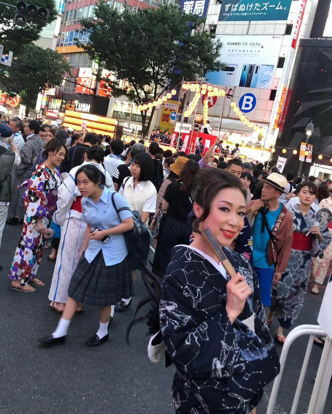 野宮真貴さんのインスタグラム写真 - (野宮真貴Instagram)「東京は夜の七時♪ 昨日は銀座で、今日は渋谷で歌って、連日の盆踊りざんまい🏮夏が来ましたね🎐そして打ち上げは、すしざんまい🍣なんちて。 #東京は夜の七時 #渋谷盆踊り #長谷部渋谷区長 #夢見る渋谷 #youmakeshibuya #盆踊り #🏮#野宮真貴  #missmakinomiya」8月4日 19時54分 - missmakinomiya