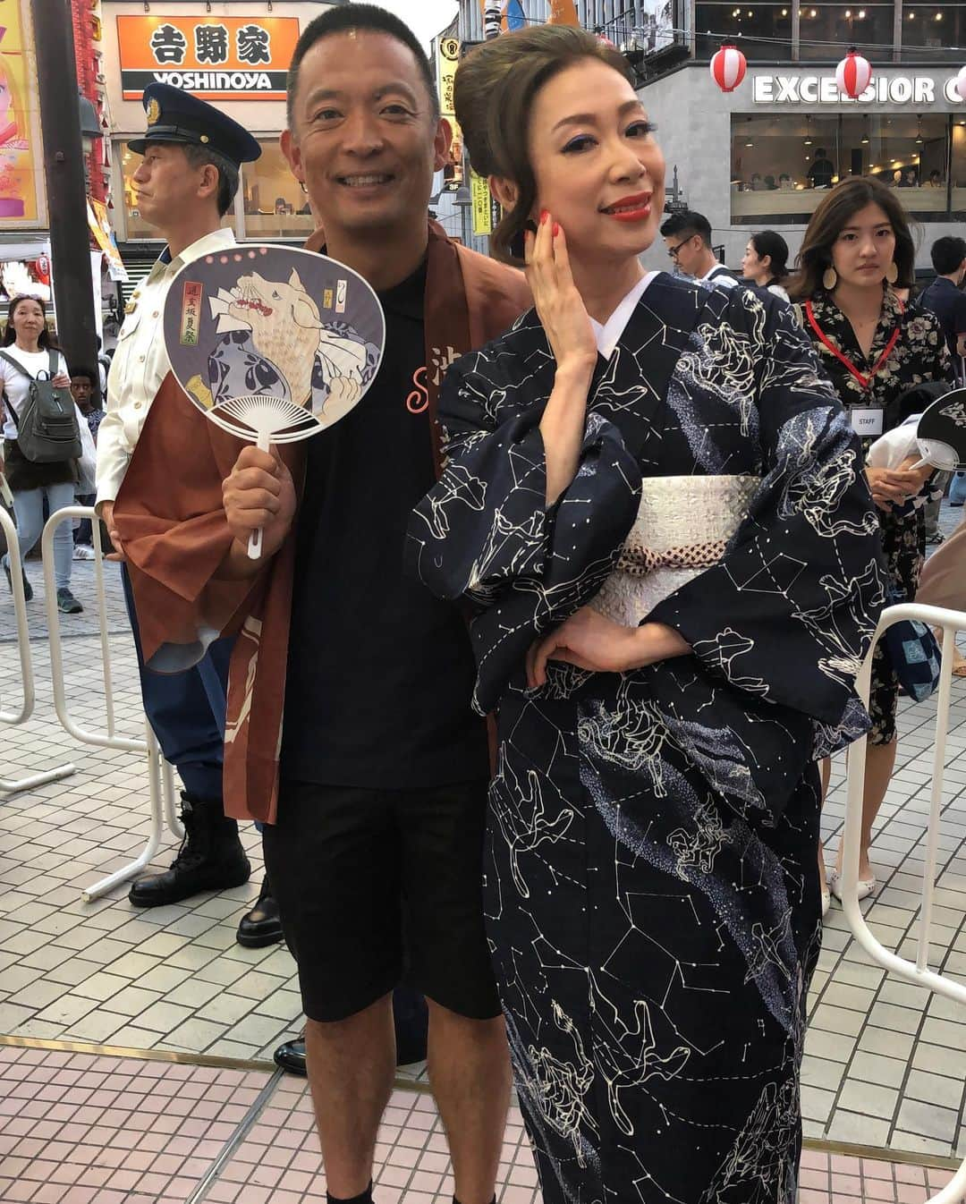 野宮真貴さんのインスタグラム写真 - (野宮真貴Instagram)「東京は夜の七時♪ 昨日は銀座で、今日は渋谷で歌って、連日の盆踊りざんまい🏮夏が来ましたね🎐そして打ち上げは、すしざんまい🍣なんちて。 #東京は夜の七時 #渋谷盆踊り #長谷部渋谷区長 #夢見る渋谷 #youmakeshibuya #盆踊り #🏮#野宮真貴  #missmakinomiya」8月4日 19時54分 - missmakinomiya