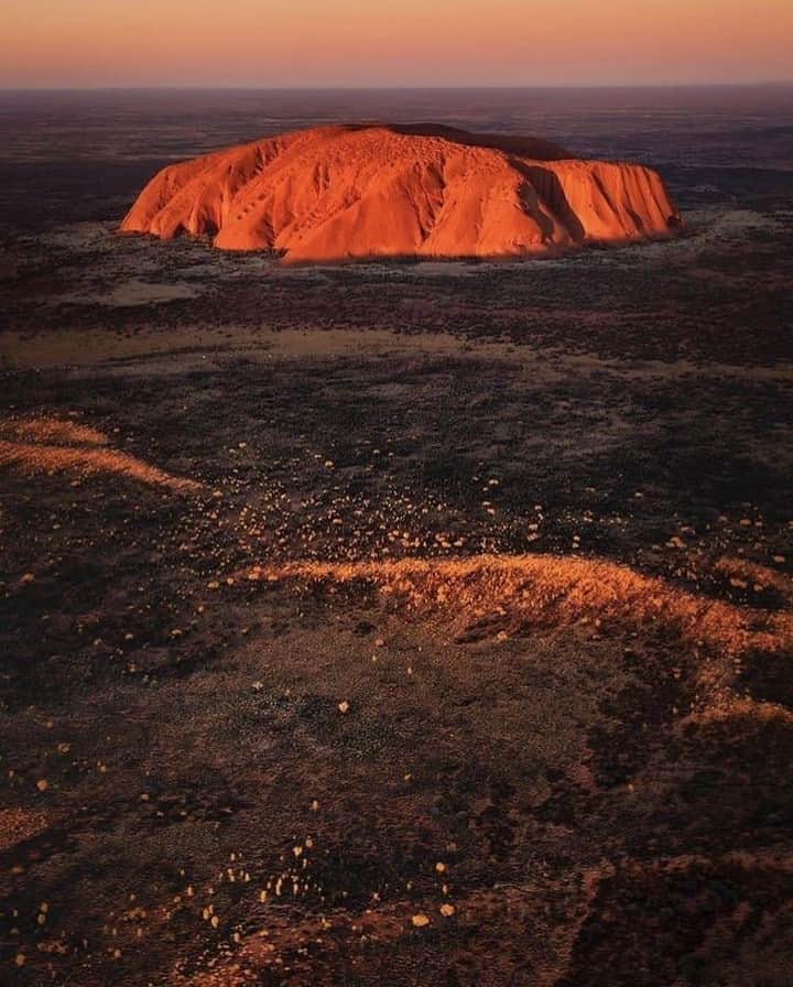 Australiaさんのインスタグラム写真 - (AustraliaInstagram)「@exploreuluru looks incredible from every angle, but seeing it from the air feels extra special. 🚁 @seeseaimages captured this @ntaustralia icon while on a #sunset scenic flight with @ayersrockhelicopters, which, according to him, was “truly a moment in life to remember”. An aerial view of #Uluru really makes you appreciate its size and scale as the largest rock monolith in the world, so make sure you add that to your list on your next @visitcentralaus trip.  #seeaustralia #NTaustralia #redcentreNT #naturephotography #viewfromabove #travel」8月4日 20時00分 - australia