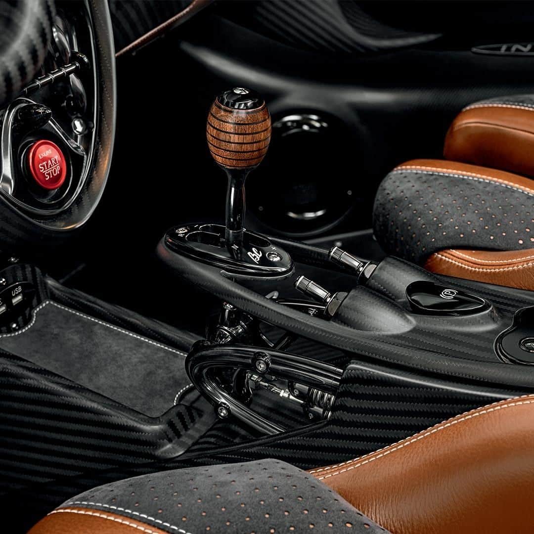 パガーニ・アウトモビリのインスタグラム：「Stepping into the Roadster BC is a sensory experience combining elements that tribute to the past legends of motorsports and Gran Turismo with present and future features.  #discoveringbc #interiors #pagani #huayra #roadsterbc」