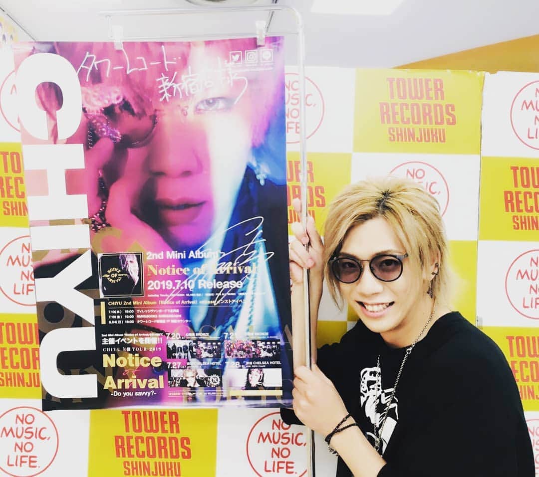 Chiyu のインスタグラム：「新宿タワレコ サイン会来てくれたみんなありがとう♪ 直接話せる機会もなかなかないから凄く貴重な時間でした！ そしてれかば行った人がちらほら言ってたけどれいかが酔いすぎてヤバイと、、、笑 明日は俺体調不良で行けねぇかもなぁ(笑)」