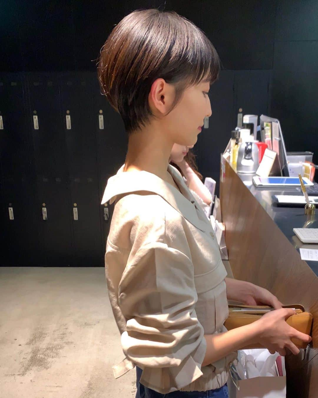 ✂︎伊輪/ショート&ボブ/銀座/渋谷/亀戸/美容師✂︎さんのインスタグラム写真 - (✂︎伊輪/ショート&ボブ/銀座/渋谷/亀戸/美容師✂︎Instagram)「✨✨✨2019年  夏  伊輪 ショートはさらに進化します✂︎✂︎✂︎✨✨✨ミニーカラー ×  ミニーショート × ✂︎✂︎✂︎✨✨✨ . ◆ 🌟 🌟2019年3月🌟2回目の個人月間指名総売上 1300万円を達成できました✨✨✨✨お客様には心より感謝申し上げます。 . そして、🌟2019年 ⚡️自分に自信がない方⚡️をTEAM伊輪でモテる（自信ももてる）女子にします😊😊😊自分なんてかわいくない。自分はブス。自分に自信がない。自分の年齢的にあきらめちゃう、自分が好きじゃない、ちょっとかわいいけどもっとかわいくなりたい方、などなど、と遠慮してしまーーーーう女性のみなさん！！そんな女性の魅力を引き出し、必ずキレイにかわいくいたします！！髪型から始まる2019年にしましょう！！！髪型変わると人生変わりますよ✨✨✨ぜひ、僕の自慢のTEAM伊輪におまかせください！！！ . そして ★AFLOATは敷居は高いと思われがちですが★そんな事はありません！！ かわいく、キレイになりたい方ならほんとーーーーーーに誰でもオーケーです！年齢も関係ないですし、自分に自信のない方ならなおさら、ウェルカムです🌟 ◆僕にしかできないカット技術✂︎✂︎✂︎◆で必ず、キレイにかわいくいたしますよ！！！😆😆😆 . ◆僕にしかできないカット技術✂︎✂︎✂︎◆ . 🌟ミニーショート♡✂︎は似合わせカット&カラーです🌟 . 年齢も関係ないです！！！ 10代〜50代、60代、70代でももちろんOKです*\(^o^)/*僕のお客様は年齢層はほんとーーーーーに幅広いので遠慮なくオーダーしください！！ . 長さのバランス、顔の大きさに、骨格、輪郭、クセ、などのその人にに合わせた、ヘアスタイルをお届けします！ . 楽しみにしていてくださいね！！ . ◆ご予約について◆ . DMが1番予約とれます🙋⭐️⭐️⭐️ 遠慮なく、直接のメッセージください⭐️⭐️⭐️ 突然でも、深夜でも、夜中でもいつでも遠慮なく連絡くださーーーい！！ .  銀座店.渋谷店はネット予約枠が少ないためお電話ですと予約取れます⭐️ .  銀座店 03-5524-0701 渋谷店 03-6455-1640 亀戸店 03-5875-5992 . 『僕にしかできない似合せますカット』技術で必ずかわいくしますのでぜひ、担当させてくださいね。 . ★僕らにしかできない★TEAM伊輪のアシスタント5名 ✨✨✨✨✨✨✨✨✨✨✨ ◆ TEAM伊輪 の女性カラーリスト◆ ★藤崎 @yuzu.natu  カラーの知識と経験をもったスペシャリスト揃い！カウンセリングさせていただき、 女性目線でのデザインとお客様のニーズを融合して、カラーを提案させていただきます . ☑︎赤味や黄味を消したい ☑︎パサついて見えない艶カラーがしたい ☑︎暗くてもキレイなカラーがしたい ☑︎職場でも大丈夫なカラー ☑︎白髪染めでもキレイにカラーしたい ☑︎ハイライトなどもしてみたい ☑︎人とは違うオシャレカラーがしたい . などなど、1度ご相談ください♪🌟 . ◆TEAM伊輪のストレート担当◆ ★新野さん @niinyo_san  お客様のストレートやパーマのカウンセリングさせていただき、提案、相談を担当しています。1日に4.5人のお客様のストレートをしている経験値と豊富な知識、ダメージを理解したマニアックなお薬選定をし、そのお客様にあったパーマを行います！！ . ★ ★長田君 @takaragram_  が6月1日にデビューしました！！ . 僕の自慢のTEAM伊輪にぜひ会いに来てください。 TEAM全員で必ずお客様を幸せにいたします😆😆😆 . ◆ネットでご予約が✖︎の場合◆でもお電話だとご予約可能です！！お気軽にお電話ください。 女性レセプションさんが対応させていただきます。 . 銀座店 03-5524-0701 渋谷店 03-6455-1640 亀戸店 03-5875-5992 . ◆料金・出勤スケジュール◆に関しては プロフィールのウブサイトクイック⭐️」8月4日 20時05分 - iwa_short