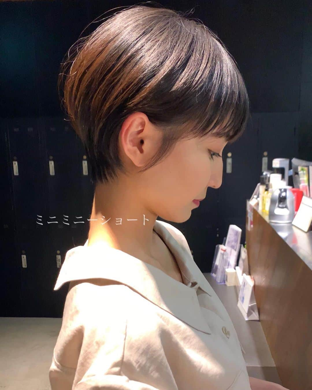 ✂︎伊輪/ショート&ボブ/銀座/渋谷/亀戸/美容師✂︎さんのインスタグラム写真 - (✂︎伊輪/ショート&ボブ/銀座/渋谷/亀戸/美容師✂︎Instagram)「✨✨✨2019年  夏  伊輪 ショートはさらに進化します✂︎✂︎✂︎✨✨✨ミニーカラー ×  ミニーショート × ✂︎✂︎✂︎✨✨✨ . ◆ 🌟 🌟2019年3月🌟2回目の個人月間指名総売上 1300万円を達成できました✨✨✨✨お客様には心より感謝申し上げます。 . そして、🌟2019年 ⚡️自分に自信がない方⚡️をTEAM伊輪でモテる（自信ももてる）女子にします😊😊😊自分なんてかわいくない。自分はブス。自分に自信がない。自分の年齢的にあきらめちゃう、自分が好きじゃない、ちょっとかわいいけどもっとかわいくなりたい方、などなど、と遠慮してしまーーーーう女性のみなさん！！そんな女性の魅力を引き出し、必ずキレイにかわいくいたします！！髪型から始まる2019年にしましょう！！！髪型変わると人生変わりますよ✨✨✨ぜひ、僕の自慢のTEAM伊輪におまかせください！！！ . そして ★AFLOATは敷居は高いと思われがちですが★そんな事はありません！！ かわいく、キレイになりたい方ならほんとーーーーーーに誰でもオーケーです！年齢も関係ないですし、自分に自信のない方ならなおさら、ウェルカムです🌟 ◆僕にしかできないカット技術✂︎✂︎✂︎◆で必ず、キレイにかわいくいたしますよ！！！😆😆😆 . ◆僕にしかできないカット技術✂︎✂︎✂︎◆ . 🌟ミニーショート♡✂︎は似合わせカット&カラーです🌟 . 年齢も関係ないです！！！ 10代〜50代、60代、70代でももちろんOKです*\(^o^)/*僕のお客様は年齢層はほんとーーーーーに幅広いので遠慮なくオーダーしください！！ . 長さのバランス、顔の大きさに、骨格、輪郭、クセ、などのその人にに合わせた、ヘアスタイルをお届けします！ . 楽しみにしていてくださいね！！ . ◆ご予約について◆ . DMが1番予約とれます🙋⭐️⭐️⭐️ 遠慮なく、直接のメッセージください⭐️⭐️⭐️ 突然でも、深夜でも、夜中でもいつでも遠慮なく連絡くださーーーい！！ .  銀座店.渋谷店はネット予約枠が少ないためお電話ですと予約取れます⭐️ .  銀座店 03-5524-0701 渋谷店 03-6455-1640 亀戸店 03-5875-5992 . 『僕にしかできない似合せますカット』技術で必ずかわいくしますのでぜひ、担当させてくださいね。 . ★僕らにしかできない★TEAM伊輪のアシスタント5名 ✨✨✨✨✨✨✨✨✨✨✨ ◆ TEAM伊輪 の女性カラーリスト◆ ★藤崎 @yuzu.natu  カラーの知識と経験をもったスペシャリスト揃い！カウンセリングさせていただき、 女性目線でのデザインとお客様のニーズを融合して、カラーを提案させていただきます . ☑︎赤味や黄味を消したい ☑︎パサついて見えない艶カラーがしたい ☑︎暗くてもキレイなカラーがしたい ☑︎職場でも大丈夫なカラー ☑︎白髪染めでもキレイにカラーしたい ☑︎ハイライトなどもしてみたい ☑︎人とは違うオシャレカラーがしたい . などなど、1度ご相談ください♪🌟 . ◆TEAM伊輪のストレート担当◆ ★新野さん @niinyo_san  お客様のストレートやパーマのカウンセリングさせていただき、提案、相談を担当しています。1日に4.5人のお客様のストレートをしている経験値と豊富な知識、ダメージを理解したマニアックなお薬選定をし、そのお客様にあったパーマを行います！！ . ★ ★長田君 @takaragram_  が6月1日にデビューしました！！ . 僕の自慢のTEAM伊輪にぜひ会いに来てください。 TEAM全員で必ずお客様を幸せにいたします😆😆😆 . ◆ネットでご予約が✖︎の場合◆でもお電話だとご予約可能です！！お気軽にお電話ください。 女性レセプションさんが対応させていただきます。 . 銀座店 03-5524-0701 渋谷店 03-6455-1640 亀戸店 03-5875-5992 . ◆料金・出勤スケジュール◆に関しては プロフィールのウブサイトクイック⭐️」8月4日 20時05分 - iwa_short