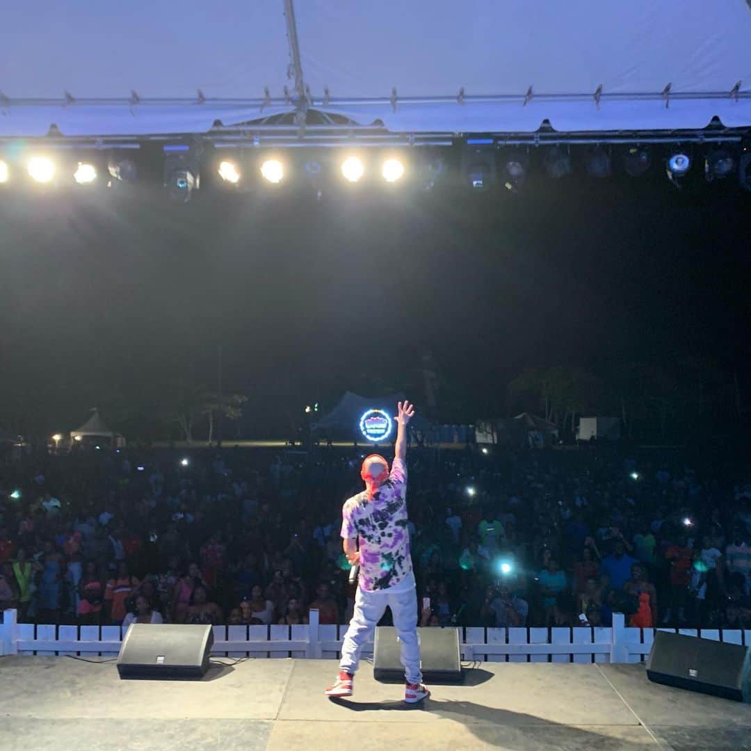 MIGHTY CROWNさんのインスタグラム写真 - (MIGHTY CROWNInstagram)「#jamaica #fullyloaded #Mightycrown #stageshow #killaz  Thanks for having us #ochorios da tourist version of fully loaded it was with one bagga restriction, Big up Bounty Killa ca he was the right one fi seh it right !!! Bless up #notoriousintl #bishopescobar da 6ixx wildside #irishandchin  ジャマイカ🇯🇲 久しぶり！ なんかなー 。。。でも 一番盛り上がったから 良きとしよう やっぱり クソ💩マタロン だった フラップやろうめ」8月4日 20時07分 - mightycrown