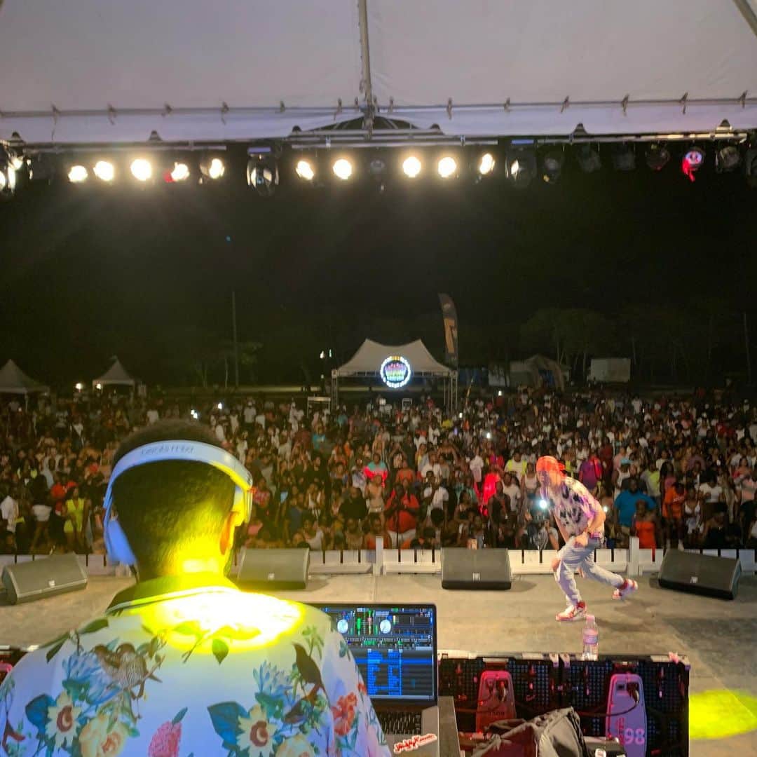MIGHTY CROWNのインスタグラム：「#jamaica #fullyloaded #Mightycrown #stageshow #killaz  Thanks for having us #ochorios da tourist version of fully loaded it was with one bagga restriction, Big up Bounty Killa ca he was the right one fi seh it right !!! Bless up #notoriousintl #bishopescobar da 6ixx wildside #irishandchin  ジャマイカ🇯🇲 久しぶり！ なんかなー 。。。でも 一番盛り上がったから 良きとしよう やっぱり クソ💩マタロン だった フラップやろうめ」