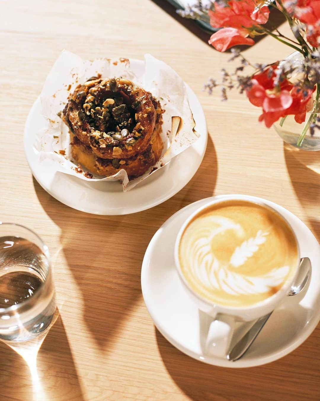 ARKETさんのインスタグラム写真 - (ARKETInstagram)「Enjoy ARKET’s cinnamon buns at any one of our locations, baked with organic wheat flour and topped with roasted pumpkin seeds, a perfect mouthwatering shopping break treat. - #ARKET #cafe」8月4日 20時13分 - arketofficial