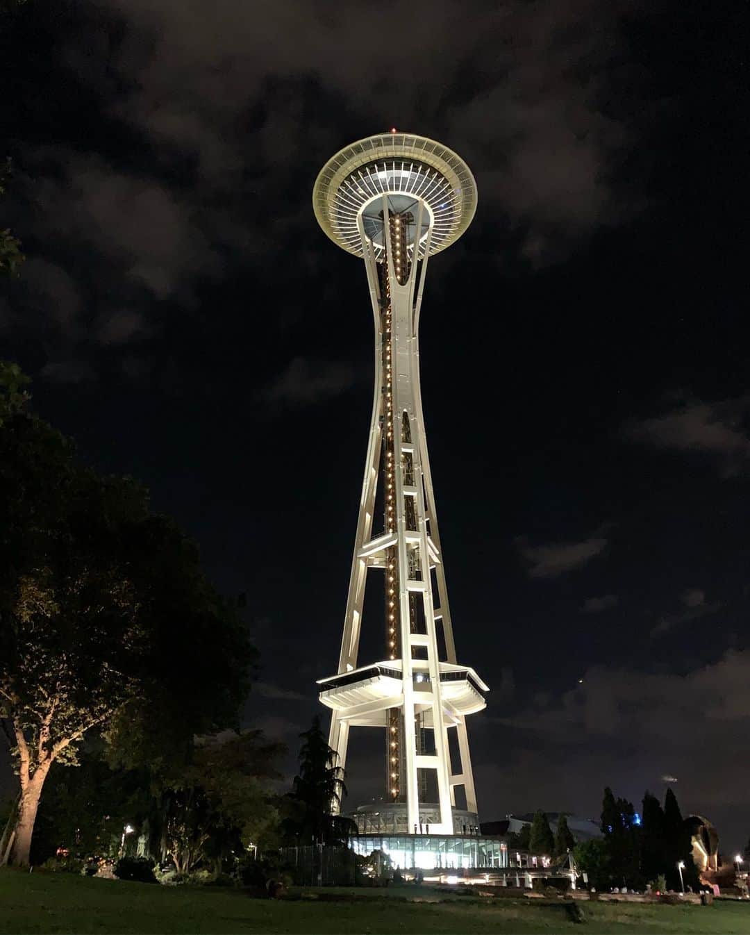 住吉美紀さんのインスタグラム写真 - (住吉美紀Instagram)「スペースニードルを見るとシアトルに来たーって思う。 1962年のシアトル万国博覧会のために建てられて以来、シアトルの街のシンボル。 #キノコじゃないよスペースニードルだよ #spaceneedle #seattle #展望タワー #夜景」8月4日 20時09分 - miki_sumiyoshi