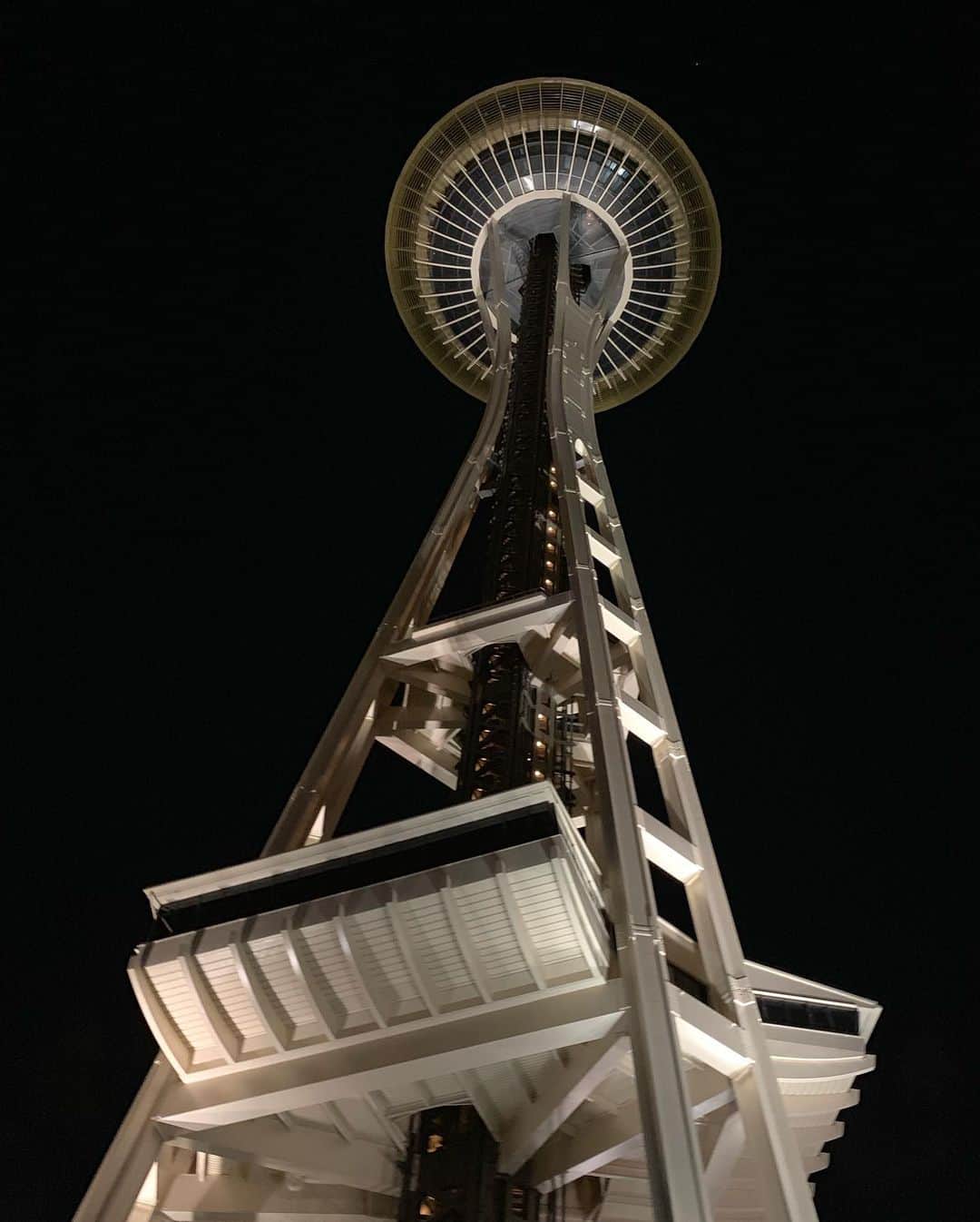 住吉美紀さんのインスタグラム写真 - (住吉美紀Instagram)「スペースニードルを見るとシアトルに来たーって思う。 1962年のシアトル万国博覧会のために建てられて以来、シアトルの街のシンボル。 #キノコじゃないよスペースニードルだよ #spaceneedle #seattle #展望タワー #夜景」8月4日 20時09分 - miki_sumiyoshi