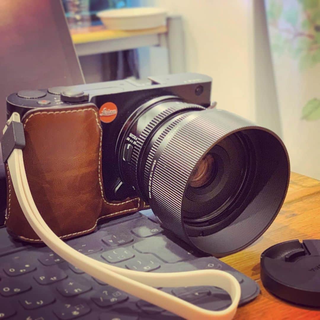 安倍吉俊のインスタグラム：「誕生日という事でSIGMA 45mm F2.8 DG DN買いました！やった！！ライカTでAF動くみたい！絞りも！もうこれ常用にする！さいこう！」
