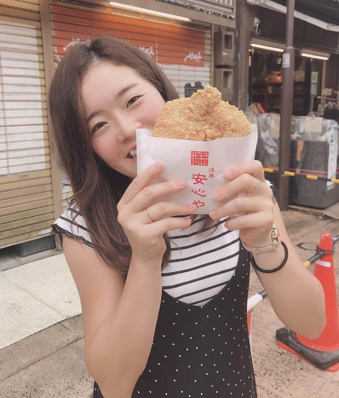 のインスタグラム：「美味しいお肉さえあれば幸せ🤤🍖 . . . #本当は揚げてるお肉よりも焼くお肉派 #誰も興味はない  #一応報告 #紙が鼻に刺さってるようにみえる #お肉大好き #食べ物大好き #グルメになりたい #肉 #お肉 #食トレ ？#アスリート女子 #テニス #プロテニスプレイヤー #時差投稿 #浅草 #安心や #グルメ #liprond」