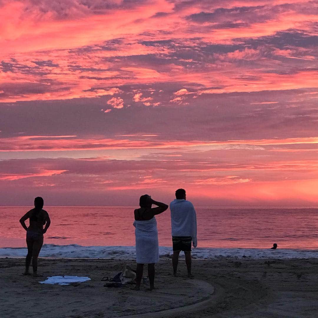高橋歩のインスタグラム：「. . ハワイ島コナの自宅にバック！ . 愛変わらずのGREAT SUNSET! . 海も空も星も花も虹も。。。 普通の日常がすごいんだよね。 そういうの好き。 . 住みたい人は、ひと声かけて。 不動産やってる最強のアロハガール（アロハおばちゃん？）紹介するよ！笑 .」