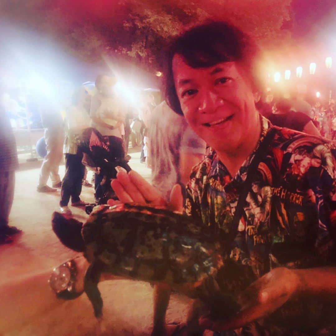 河崎実さんのインスタグラム写真 - (河崎実Instagram)「亀と盆踊り大会に来ているマダムがいたんで写真撮らせてもらった。#手持ちカメラならぬ手持ちカメ #結構デカイ  #盆踊り大会 #河崎実」8月4日 20時14分 - kawasakiminoru
