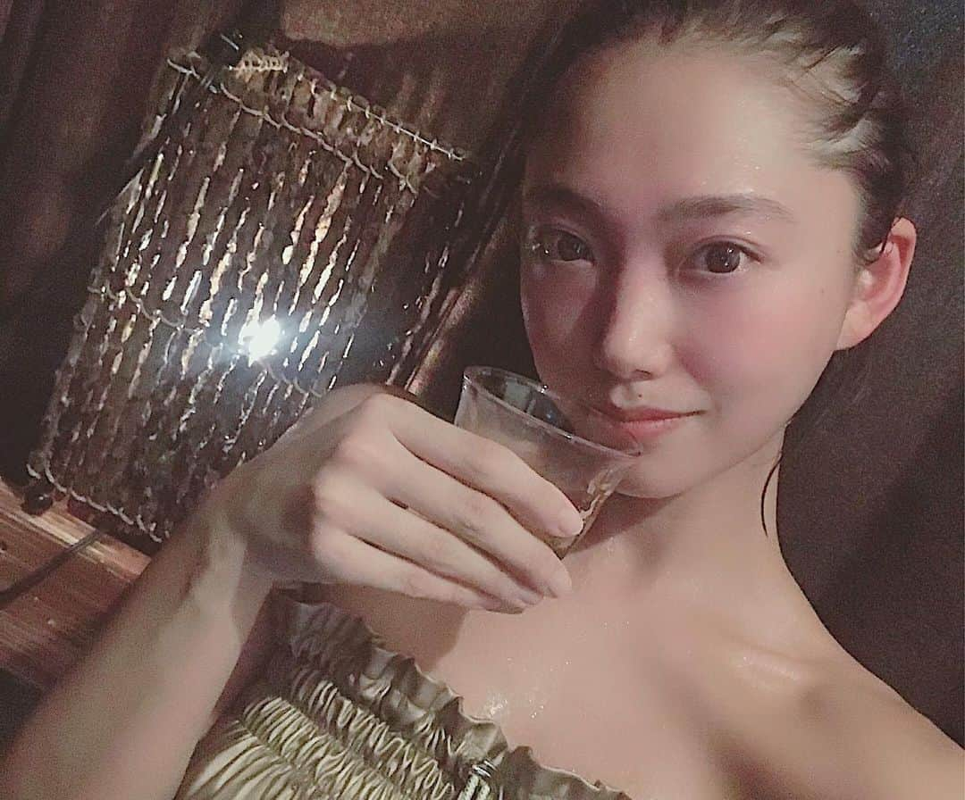 愛菜さんのインスタグラム写真 - (愛菜Instagram)「🍨❤️💛🧡 . . 最近の暑さが凄くて 冷たいものをたくさん 飲みがちだから 夏は冷房と冷たい飲み物で 身体の芯が冷えて脂肪も固まって セルライト付きやすい。 結果『太りやすい』🥵 だから、夏だからこそ 芯から温まる よもぎ蒸しはおススメ🧐🌼 セルライトを溶かすハイパーナイフも‼️ わたしは夏も週3.4よもぎ 週1ボディハイパーナイフして 太らないように頑張ってる！ すぐ太るから。☹️ @yomogichandayo  夏は楽しい分 色んな意味で危険が 多いです🧐🙌 . . #夏 #夏の美容 #紫外線対策 #冷え対策 #ダイエット #ハイパーナイフ #よもぎ蒸し #よもぎちゃん」8月4日 20時15分 - ainaaa0622