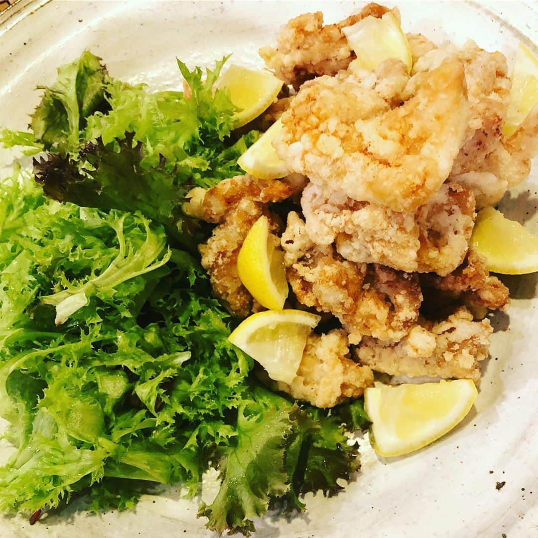 板谷由夏 さんのインスタグラム写真 - (板谷由夏 Instagram)「あまりお喋りせず、ただただ黙々と食べてくれることと、 うわあ、美味しいね、アーだ、コーだ、と言われて食べて くれることと、これ、どちらも幸せ。 だけど、女子ばかりで育ったわたしは ただただ、お喋りしてご飯を食べたい。 という欲求が、男子の母になって11年たっても、まだ、ある。こればかりは、ずっと困るわぁ。 今日は、唐揚げ、揚げ出し豆腐、わかめときゅうりのサラダ、イカのバジル和え、茄子のお味噌汁なり」8月4日 20時16分 - yukaitaya