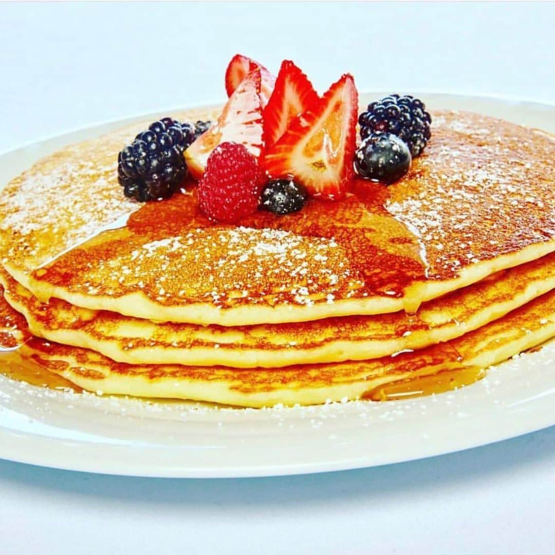 Trump Waikikiさんのインスタグラム写真 - (Trump WaikikiInstagram)「Enjoy this luscious and heavenly Trio of Buttermilk Pancakes with fresh berries at In-Yo Cafe. Do you want it with maple or coconut syrup or both? #trumpwaikiki #inyocafe #breakfastbuffetwaikiki  陰陽カフェの人気メニュー”トリオ・オブ・バターミルクパンケーキ”。プレーン、マカダミアナッツ、ブルーベリーの3種類の生地をふっくらもちっと焼き上げました。ココナッツ、メープル、グアヴァの３つのシロップでお楽しみください。 #陰陽カフェ #ハワイで朝食 #トランプワイキキ #パンケーキ #5つ星ホテル」8月4日 20時17分 - trumpwaikiki