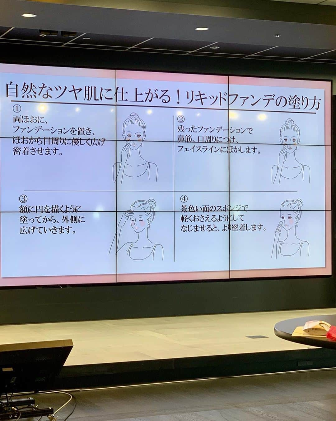 石井里奈さんのインスタグラム写真 - (石井里奈Instagram)「こんばんは❤️ . 今夜は大好きなプリマヴィスタの注目の新作ファンデレポ🥺✨✨ . 先日プリマヴィスタの秋冬の新作ファンデの発表会にご招待いただき、一足早く新作ファンデを体験😍✨ . 秋冬の乾燥が気になる季節でも、くずれにくく、潤いが続く艶肌をかなえてくれる💕メルティリキッドファンデーション💕✨ . イベントでは開発者の方にお話を伺ったり、従来製品からの進化がわかる潤い感の実証デモがあったりしてとっても楽しかった🥺✨✨ . このファンデが完成するまで、約3年300個以上のファンデを処方して完成した商品という話をきいて驚き🤭🤭 . それだけの期間、沢山の思いや努力が詰まった商品だからこそ、本当にいい製品が生まれるのだなとしみじみ思いました☺️🥺❤️ . ファンデには、こだわりの２面パフもついていて、白い面でつるっと艶肌に仕上げた後、気になる部分を茶色の面でケアしてあげるとバッチリ！（最後に使い方の動画を撮ったから見てね💕） . パフもファンデを吸い込みすぎないからもったいない感じもしなくてお勧め☺️ 本当にひと塗りでかなり艶肌に変身できました✌️❤️ . イベントでいただいてから、実際通勤メイクで使ってみて、朝の通勤から夜の就業まで潤い肌が続いていたので秋冬もこれで乗り切れそう❤️ . 数量限定の新発売だから気になる人はぜひこの逸品を試していただきたいです🥺🥺✨ . パッケージも雪の結晶とチェック柄でかわいいよ☃️✨💕(通勤コーデもチェックにしてみた🤭) . 明日からも頑張りましょう💕✨ . #プリマヴィスタ #メルティリキッド #ベースメイク #PR #メイク #makeup #艶肌 #潤い #乾燥肌 #秋メイク#冬メイク #通勤メイク #新作コスメ #新作ファンデ #新作ファンデーション #リキッドファンデーション #ファンデ #スキンケア #primavista #コスメレビュー #howtomakeup #メイク動画 #ベスコス #限定コスメ #OL#オフィスメイク #チェック #秋コーデ #通勤コーデ」8月4日 20時17分 - ri7tin1025