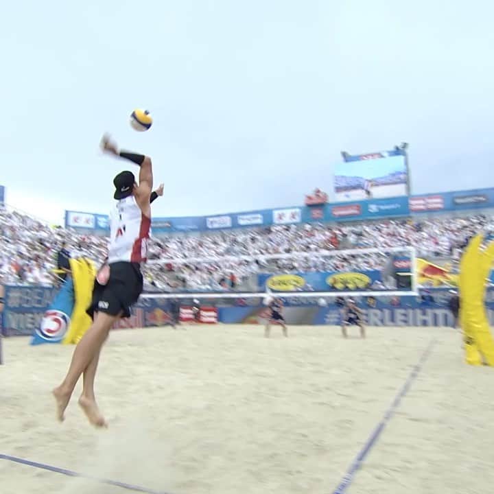 レッドブルのインスタグラム：「🇳🇴vs.🇨🇭at the Vienna Beach Major: the gift that keeps on giving… and giving… and giving… and giving… 🙌 . 🏐: @christiansorum @andybmol @beachmajorseries #redbull #givesyouwings #volleyball #viennamajor #beachvolleyball #rally」
