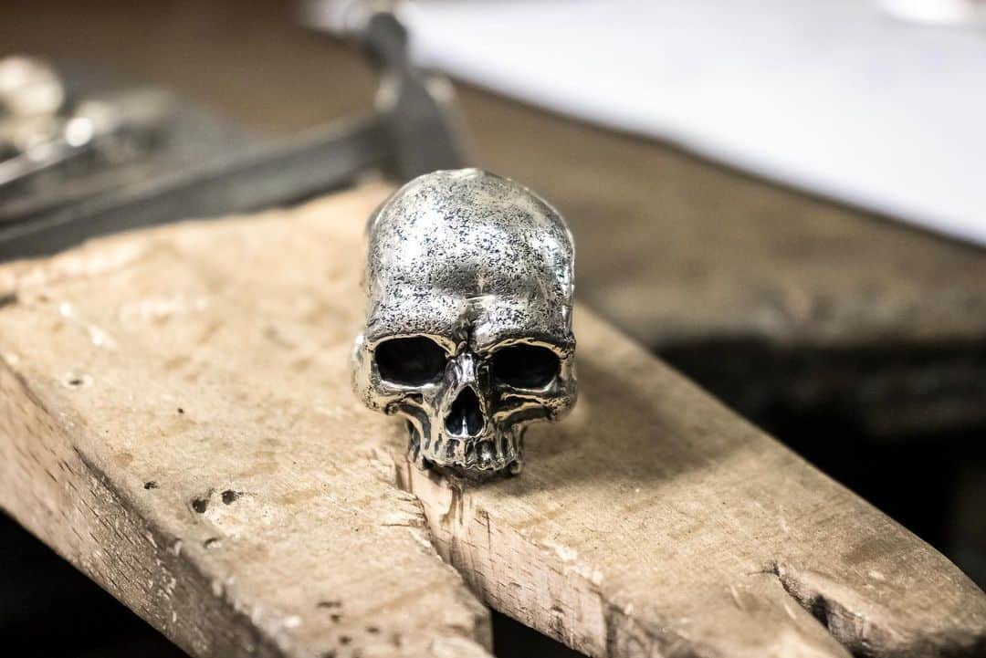 クレイジーピッグさんのインスタグラム写真 - (クレイジーピッグInstagram)「Hot off the bench, the classic Ossuary XX Skull Ring #skull #gothic #skullring #skulljewellery #skulladdiction #skulltattoo #silverjewellery #sterlingsilver #eyes #teeth #heavyjewellery #jewelleryshop #londonjewellery」8月4日 20時19分 - crazypigdesignslondon