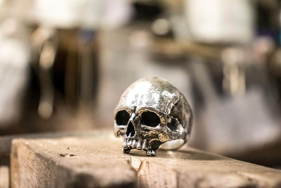 クレイジーピッグさんのインスタグラム写真 - (クレイジーピッグInstagram)「Hot off the bench, the classic Ossuary XX Skull Ring #skull #gothic #skullring #skulljewellery #skulladdiction #skulltattoo #silverjewellery #sterlingsilver #eyes #teeth #heavyjewellery #jewelleryshop #londonjewellery」8月4日 20時19分 - crazypigdesignslondon