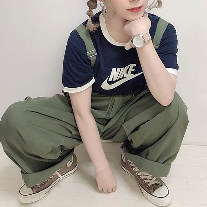 古着女子さんのインスタグラム写真 - (古着女子Instagram)「＼サロペットコーデ／﻿﻿  NIKEのTシャツにサロペットを合わせたカジュアルコーデ🌷  ネイビー×グリーンで落ち着いた雰囲気に💭  足元は茶系にすることで、全体的にアースカラーでまとまっています✨  流行りの玉ねぎヘアーで抜け感をプラス💓 ﻿﻿ ﻿﻿ 🏡古着女子がプロデュースする古着ショップを紹介🏡﻿﻿﻿ ・9090ナインティナインティ @9090s_ 👖👟﻿﻿﻿ ・ひとくち ﻿ @o0_hitokuchi_ 🐻🍯﻿﻿ ﻿﻿﻿ ﻿﻿﻿ 🌼公式LINE@→@furuzyo で検索🌼﻿﻿﻿ LINE@だけのお知らせや古着の疑問にも答えます！﻿﻿﻿ ﻿﻿﻿ ﻿﻿﻿ 古着を素敵に着こなしてる女性の方をRepostでご紹介させていただきます🐒写真は全てご本人様に【掲載許諾】をとっております💓﻿﻿﻿ ﻿﻿﻿ ﻿﻿﻿ @mogg375 さんありがとうございました☺️ ﻿﻿﻿﻿ #フルジョ #古着 #古着女子 #今日のコーデ #お洒落さんと繋がりたい #コーデ #古着コーデ #きょコ #ファッションコーデ #古着男子 #着回しコーデ #服好きな人と繋がりたい #古着好きと繋がりたい #ゆるコーデ #ガーリーコーデ #ガーリー #レディース古着 #スニーカー女子 #着画 #古着mix #古着好き #韓国コーデ #メンズライク #古着ファッション ﻿#ポロシャツ #チノパン #アースカラー #メンズライク」8月4日 20時21分 - furuzyo