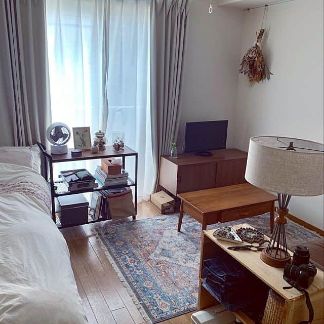 RoomClipJPさんのインスタグラム写真 - (RoomClipJPInstagram)「『りんご箱のある部屋』りんごを運ぶ際に用いられるりんご箱。重ねたりボックスを入れるなど部屋の中での使い道も様々です。5,000枚のりんご箱の部屋実例を参考にしてみてください⁠ .⁣⠀﻿⁠ Photo:ymachi(RoomNo.1537591)▶︎この部屋のインテリアはRoomClipのアプリからご覧いただけます。アプリはプロフィール欄から⁣⠀﻿⁠ .⁣⠀﻿⁠ 投稿イベント開催中です【まもなく終了する投稿イベント】『扇風機・サーキュレーター〜8/4』『すだれのある暮らし〜8/4』⠀﻿⁠ .⁣⠀﻿⁠ #RoomClip#ルームクリップ#interior#instahome#インテリア#暮らし#日常#日々の暮らし#丁寧な暮らし#シンプルライフ#シンプルな暮らし#賃貸#部屋#インテリア好き#myroom#一人暮らし部屋#ひとり暮らしインテリア#マイルーム#部屋作り#ワンルーム#賃貸インテリア#賃貸アパート#暮らしを楽しむ#インテリア好きな人と繋がりたい#模様替え#りんご箱#1k#ラグ#間接照明#acmefurniture」8月4日 20時30分 - roomclipjp