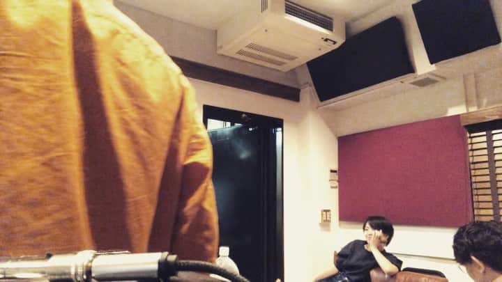 熊木杏里のインスタグラム：「happy birthday 純ちゃん🎂  次の曲を聴こうか。 の合図で流れた別曲に 純ちゃんの顔が。笑  はぁ笑ったなぁ 録音も良いムードです。 ありがとう。  #齋藤純一 #ケーキ小さいバージョン」