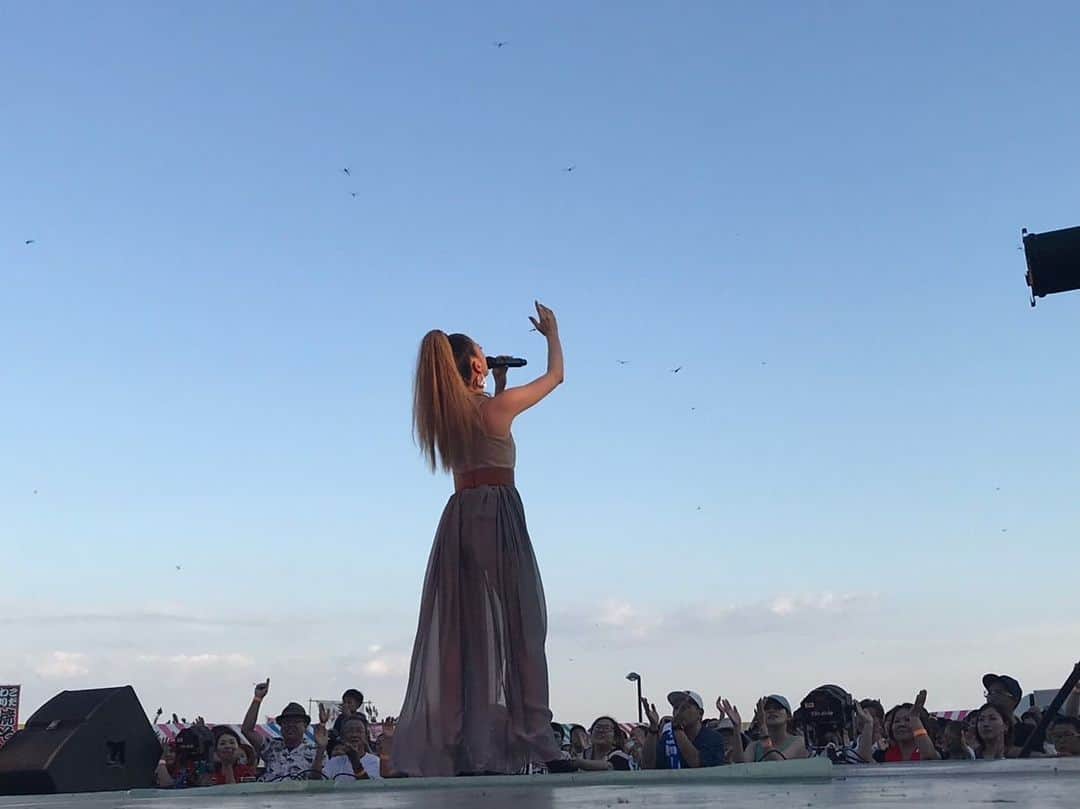 小柳ゆきのインスタグラム：「久々の長崎の地 海と空が綺麗でした🌅 蜻蛉がすごくていっぱいで、食べちゃわないか心配でしたが食べちゃわなかったです . 新曲「Prelude」を初お披露目しました😊 そして本日はDjのBboy Katsuさんと一緒でした😁 . 暑い中、楽しんでくれた皆さんありがとうございました✨」