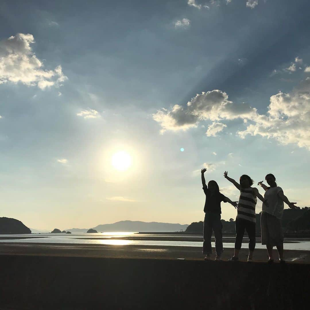 藤井瑞希さんのインスタグラム写真 - (藤井瑞希Instagram)「・ ・ インターハイ視察の後に、私の大好きな地元の海へ🏖 ・ ・ 久しぶりに大好きな後輩達と過ごすひと時❤️❤️❤️ ・ ・ 実家でご飯を一緒に食べて、ゆっくりお話しもできたよん🥰 ・ ・ 皆んなまた会おうね！ ・ ・ #芦北町 #芦北マリンパークビーチ #熊本 #あしきたぐらむ #海 #後輩たち」8月4日 20時28分 - bdmntnfujiimizuki