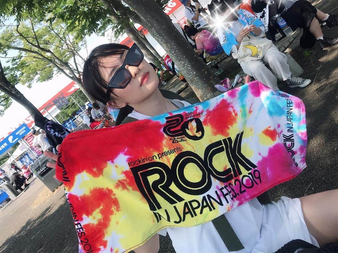 斉藤瑞季のインスタグラム：「この暑さで、人生で初めて熱中症になりかけたの💦 ポカリで生き返ったよ、、 皆さん暑さには気をつけて下さい😭  #ロッキン #rockinjapan #festival #summer #rock #sunglasses」