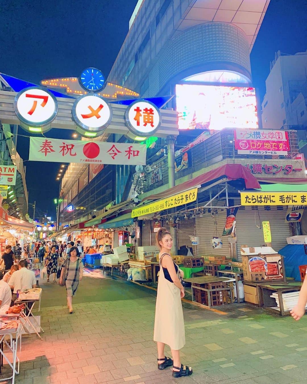 Linaのインスタグラム：「久しぶりだったアメ横🐼 . . いろんな国の人がわいわいしてた🍾 @beep_ss  #japan #上野 #高校時代思い出す #🍍 #アメ横」